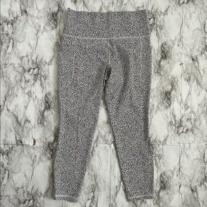 Athleta women’s size medium Salutation Stash II textured tight leggings leopard